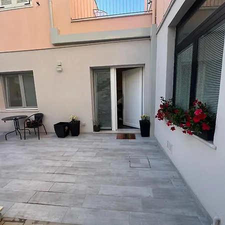 Ej Corner Apartman *